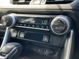 左右独立温度コントロールフルオートエアコンです。運転席、助手席それぞれで独立して温度設定ができます。冷え性の方が乗っても安心ですね♪
