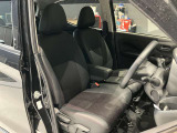 運転席、助手席です。座面も広くゆったりと座れてアームレストも付いているので重宝します。