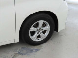 装着タイヤサイズは、215/65R16です。純正アルミホイールを装着しております。