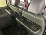 運転席と助手席のシートの裏に収納式のテーブルが装備されています。休憩時のちょっとした小物置きに使えてとっても便利ですね♪