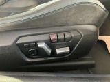 ランバーサポート:運転席、助手席に装備、電動調整式、バックレストを最適な位置に調整し乗員の腰を快適にサポートします。