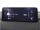 【純正マツダコネクトナビ】美しい地図画面と簡単操作が特徴です。手元のコマンダーで操作が可能なので入力や操作も便利ですね!各種車両設定や車両情報を確認することも可能です。
