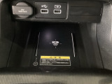 スマホを置くだけで充電できるワイヤレス充電器!ケーブルの抜き差しが不要なのでとても便利です♪