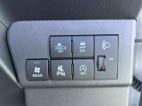 運転席の下部に、安全支援機能の設定スイッチが集約されています。