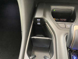 スマートフォンやお手持ちの機器のバッテリー残量が少なくなっても、運転中に充電ができるので安心ですね!
