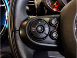MINIの内装はとにかく『円』に拘ったデザインコンセプトが一目で伝わってきます。これほど円形に拘った車は他に御座いません。伝統のデザイン、トグルスイッチなど遊び心のある内装で御座います。