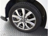 かっこいいホイールですね。 車のイメージを大きく左右するホイール部分はコダワリを持ちたいですね。