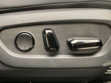 運転する時はドライビングポジションが気になりますよね。パワーシートで座席位置の微調整もしっかりできます。高級感がある装備としても人気があります。