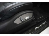 【ロペライオファクトリーセンター】輸入車専門工場熟練メカニックのほか、 サービススタッフも在籍し迅速にお受入れが可能です。セーフティローダーにてお客様のご自宅までピックアップサービスも行っております。