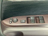 運転席のスイッチで全てのウィンドウの開閉操作を行うことができます。ロックボタンをONにしておくと、運転席以外のウィンドウは作動しないのでお子様を乗せているときなども安心ですね♪