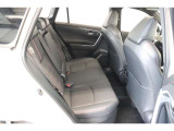 後席シートは分割可倒式。乗せる荷物や乗車人数に合わせて片側ずつ倒すことが出来ます。