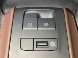 電動パーキングブレーキ&ブレーキホールド☆HOLDスイッチを押しシステムONの状態にしておくことで渋滞や信号待ちなどでブレーキを踏んで停止した時保持してくれる。