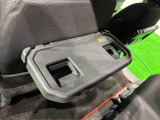 飲み物や食べ物を気軽に置ける格納式シートバックテーブルを、運転席と助手席の背もたれにご用意。車内の休憩も快適です!