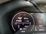 【マルチインフォメーションディスプレイ】燃費や航続可能距離などを表示し、走行中の情報確認がしやすい装備です。