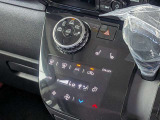 タッチパネル式の先進的なエアコン操作パネルと、ドライブモード(NORMAL/ECO/POWER等)を簡単に切り替えられるダイヤルスイッチ。視覚的にわかりやすく直感的な操作が可能です