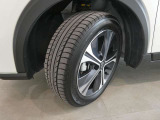 フロントタイヤの溝も十分に残っております。タイヤサイズは205/55R17となっております。