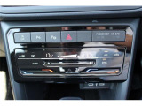 2ゾーンフルオートエアコンディショナー。運転席と助手席でそれぞれ独立して温度・風量の調節ができます。