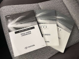 メンテナンスノート、取扱説明書です。 その車の整備記録が事細やかに記録されています。 車が生まれてから今までどのような道を歩んできたのか判るとても重要な物ですよ。