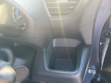 運転席のドリンクホルダーです。助手席にも同様に装備されています。