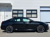 【BMWの伝統-3】BMWのお車は、&ldquo;駆け抜ける歓び&rdquo;を体現しております。走行の安定性とコーナリングの良さを追求し、思い通りにハンドルの操作可能です。