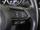 【マツダ・レーダー・クルーズ・コントロール】センサーが前方車を検知し、運転者がアクセルペダルやブレーキペダルを踏まなくても、設定した速度での走行や、前方車との車間距離を一定に保つ追従走行ができます。