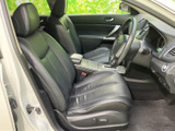 運転席と助手席にはゆとりを感じるシートが並び、腰を落ち着けて過ごせる室内です。座面や背もたれの形状も確認しやすく、乗り込んだ際の清潔感も伝わります。