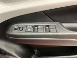 【運転席ドアスイッチ回り】パワーウィンドー[ロック機構]・電動格納式リモコンドアミラースイッチがまとまっているので操作しやすいです。