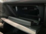 こちらに車検証等の書類を収納することができます。