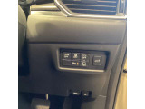 運転席右側にアイドリングストップのoffボタンなどが付いています!