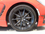 純正のアルミホイール装着車です。タイヤサイズは215/40R18です。
