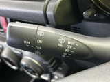 雨天時など、視界を確保するために欠かせないワイパー操作を容易にするレバー。細かく調整でき、快適なドライビングをサポートします。