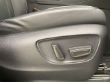 運転する時はドライビングポジションが気になりますよね。パワーシートで座席位置の微調整もしっかりできます。高級感がある装備としても人気があります。