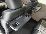 ◆シートバックテーブル◆フロントシートの背面に後席用のテーブルがついています。小物が置けて!カップホルダーもあります、ドライブ中や休憩時にも便利なテーブルです。