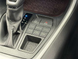【電動パーキングブレーキ】条件を満たした場合に従来のパーキングボタンやレバーを引かなくてもパーキングに自動的に入り、発進状態の条件を満たした場合には自動でパーキングブレーキが解除されます