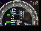 隣車線を走る車両をレーダーで検知し、ドアミラーでは確認しにくい後側方エリアに存在する車両に加え、急接近してくる車両も検知します。車両を検知するとドアミラーに搭載されたLEDインジケーターが点灯します。