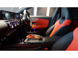 メルセデスジャパンが定めるサーティファイドカー(認定中古車)として登録を致しますので、納車時にはタイヤやバッテリー等も規定以下の数値であれば、整備代金を頂かず、無償で交換となります。ご安心下さい。