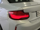 L字型リアコンビランプ:BMWの伝統的なデザインのひとつです。夜間でも誰が見てもBMWとわかる印象的なデザイン。