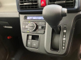 品質へのこだわり!フロアマットやシートなど車内をキレイに清掃し、ニオイや汚れなどを徹底的にクリーニングしてもらっております。室内はピカピカです☆