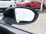 サイド アシスト プラスは、車線変更時後方の死角にいる他車の存在をインジケーターで知らせてくれます。またインジケーターに気づかずステアリングを切ると自動的にステアリングを逆方向に補正します