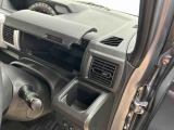 運転席にはドリンクホルダーを装備。収納スペースもあり使い勝手の良い設計です!