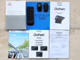 スマートキーは2個あります。ドアの開錠・施錠はもちろんですが、鍵を取り出さなくてもエンジンを始動出来ます。両手に荷物をお持ちの時でも、大変便利です。また保証書・取扱説明書もございます。