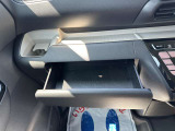 グローブボックスは広々収納。車検証や説明書などをまとめてしまいこめます♪