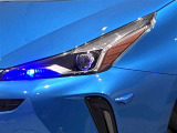 悪天候や夜間走行時も良好な視界を確保し安心して運転できる高輝度LEDヘッドライトを装備!省電力&長寿命。見た目もクールです。
