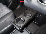 センターパネル下部に設置されていますので使いやすさバッチリ!運転席からも助手席からも手の届く位置です!