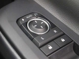 ドアの施錠・解錠に連動してドアミラーが自動で格納・復帰するオート格納機能を搭載しています。