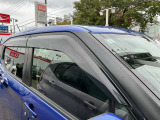 雨の日でも換気ができる、便利なプラスチックバイザー装備