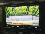 【バックカメラ】駐車時に後方がリアルタイム映像で確認できます。大型商業施設や立体駐車場での駐車時や、夜間のバック時に大活躍!運転スキルに関わらず、今や必須となった装備のひとつです!