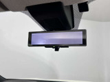 スマートルームミラーで後方の映像がルームミラーで確認できます。