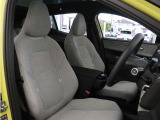 運転席は、一人ひとりのドライビングポジションに合わせて細かく調整が可能。多機能ながらスリムな形状を実現し、後席の足元スペースもしっかり確保されています。