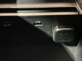 HDMI端子やUSBポート、12Vソケットを備えたメディア接続ハブ!スマホの充電や動画・音楽の再生に対応し、ドライブ中のエンタメ環境を充実。多様な機器をスマートに接続できる利便性の高い装備です。